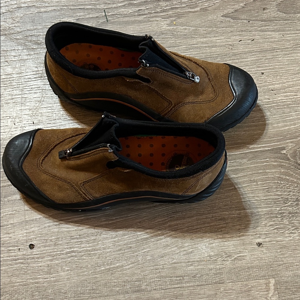 Clarks Women’s Brown and Black Slip-On Muckers waterproof